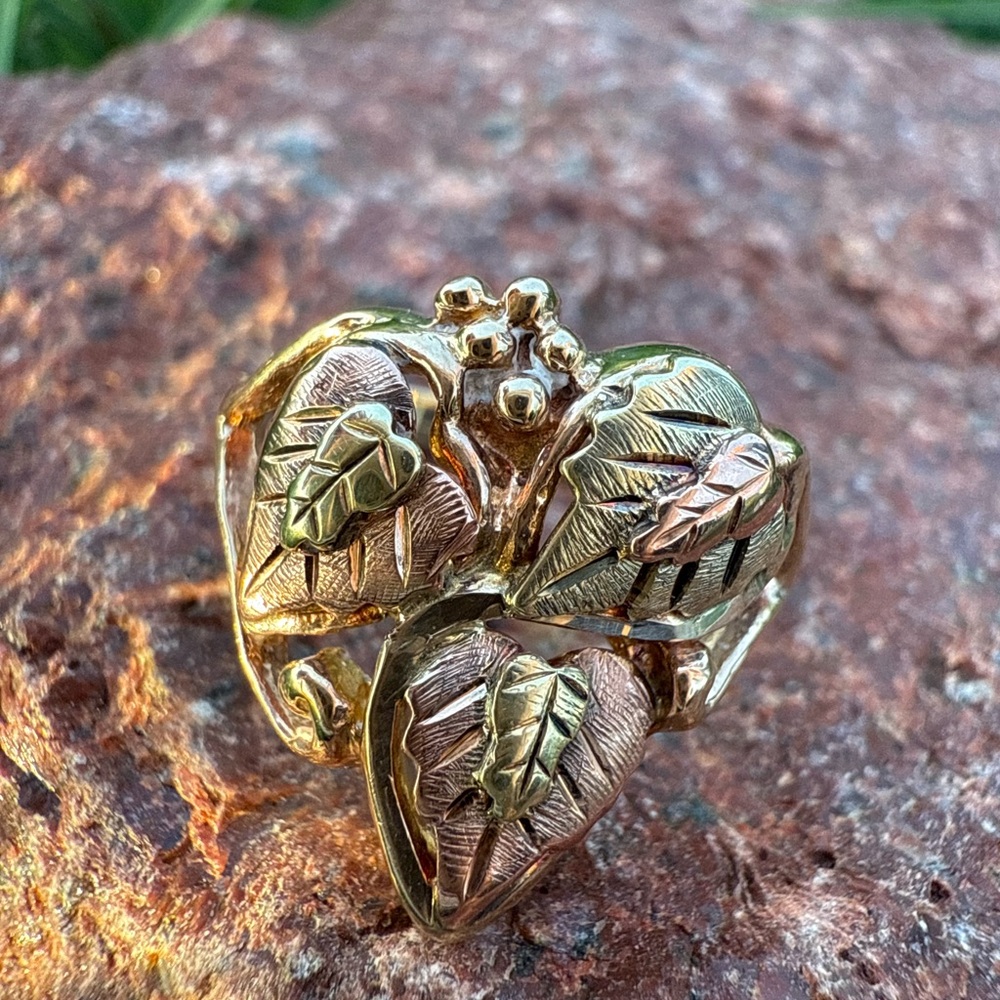 Elegant Gold Leaf and Grapes Ring